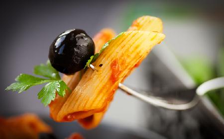 Smakowite penne z boczkiem i oliwkami