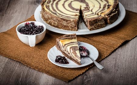 Dwukolorowy sernik z mleka - piękne ciasto bez pieczenia