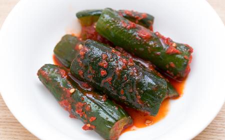 Ogórkowe kimchi: przepis na kiszone ogórki po koreańsku