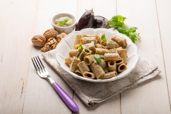 Makaron żytni z bakłażanem z menu beszamel