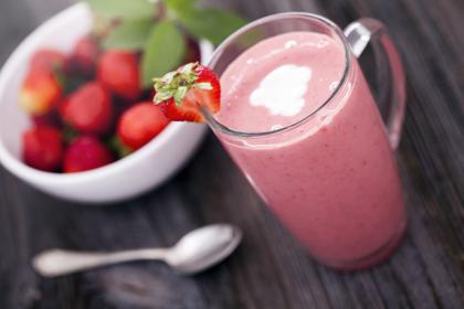 Szybki shake truskawkowy na letnie upały: jak zrobić?