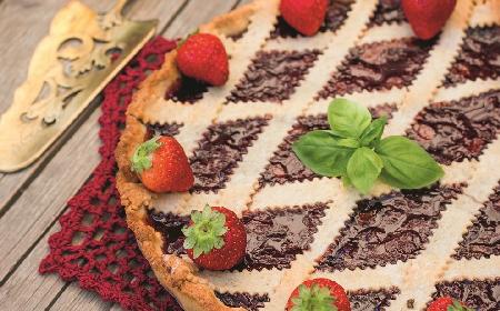 Linzer Torte: austriacka tarta orzechowa z marmoladą, tort z Linzu