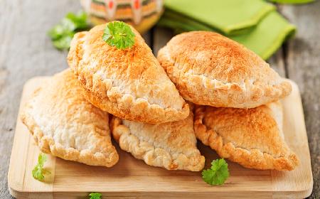 Pierogi ziemniaczane z kurczakiem i szpinakiem