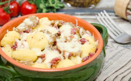 Ekspresowa zapiekanka z gnocchi z boczkiem i grzybami
