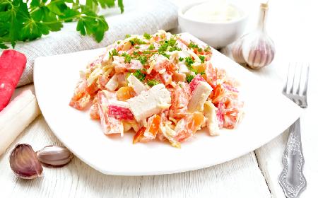 Doskonała sałatka z paluszków surimi: gotowa w 10 minut