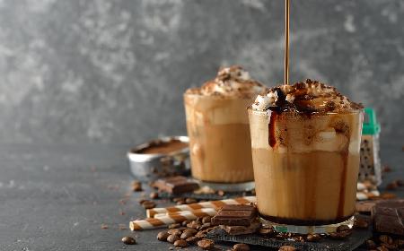 Domowa mocha frappe w 5 minut: przepis na mrożoną kawę z czekoladą