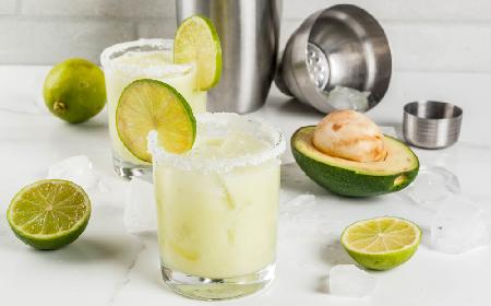 Kremowa margarita z awokado: orzeźwiający drink na letnie imprezy