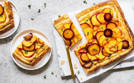 Tarta z brzoskwiniami na francuskim cieście: przepis na szybką i pyszną tartę brzoskwiniową