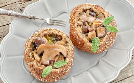 Ekstra bułeczki nadziewane pieczarkami - idealny sposób na czerstwe pieczywo!