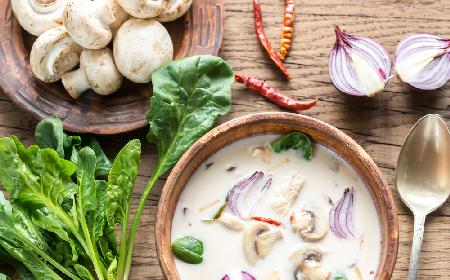 Zupa tajska z mlekiem kokosowym i curry: pikantna, sycąca i rozgrzewająca
