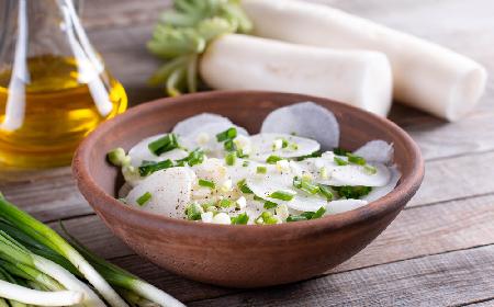Surówka z białej rzodkwi daikon i szczypiorku: łatwa, pyszna, odżywcza