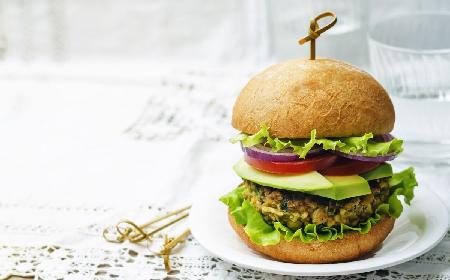 Bezmięsne burgery z ciecierzycy: przepis