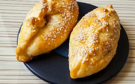 Pierożki smażone w tłuszczu z morelami