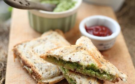 Tosty z serkiem topionym i domowym pesto