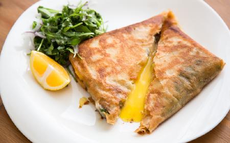 Tunezyjskie pierożki brik z jajkiem i tuńczykiem