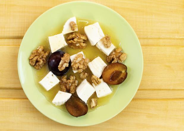 Sałatka ze śliwek z serem feta - doskonała na kolację lub lunch