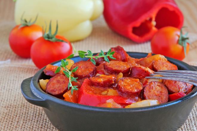 Potrawka warzywna z ziemniakami i salami po węgiersku