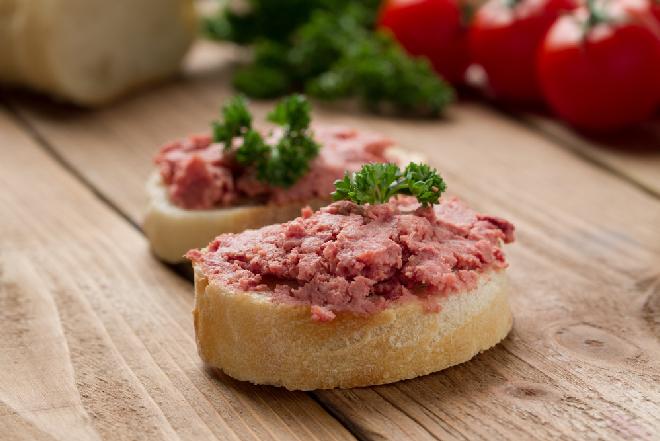 Przepis na pastę mięsną z salami i białą kiełbasą - świetny dodatek do pieczywa