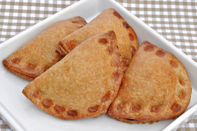 Pierożki z wątróbką i wiśniami pieczone w herbacianej glazurze
