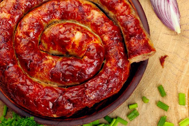 Biała kiełbasa w pikantnej marynacie: pieczona na grillu