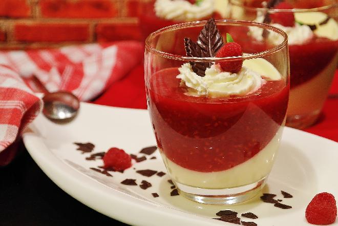 Pana cotta z domowym kisielem malinowym: przepis