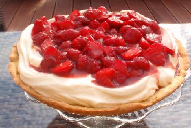 Tarta z kremem mascarpone i truskawkami w malinowym syropie z sherry: przepis
